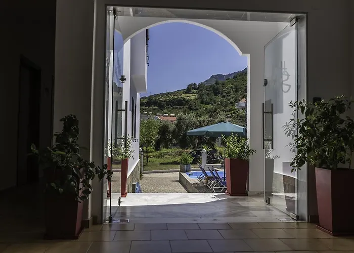 Sylvia Коинира